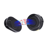 Petite pince magnétique sur collier utilisée pour attirer les accessoires de microphone sans fil