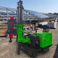 Équipé de modes de martelage et de forage rotatif, appareil de forage pour le piquage, le tirage et le forage par tarière dans les travaux de fondations solaires