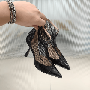 Chaussures à talons hauts Jimmy de haute qualité, classiques, à bout pointu, en tissu respirant et cuir verni, avec coutures, coupe ajustée - Product Image 1