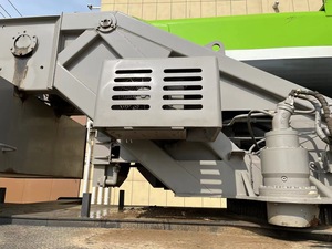 Grúa Montada en Camión Zoomlion ZTC2200H de 220 Toneladas en Buen Estado, Elevación Eficiente para Trabajos de Construcción en Sitio - Product Image 3