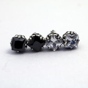 Pendientes de tuerca Yunnique con circonita negra geométrica y engaste de garra, accesorio de moda. - Product Image 4