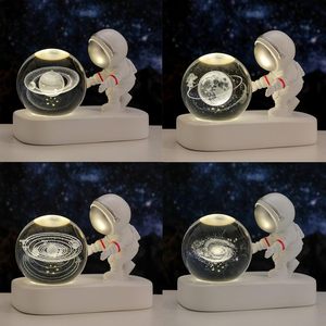Luz nocturna de bola de cristal de galaxia 3D con astronauta, lámpara de Decoración de mesa para dormitorio, sala de estar, Base de resina, alimentado por USB, regalo - Product Image 4
