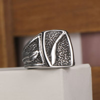 Bague signet en acier inoxydable, motif couteau Kukri du Népal, martelée, large, style vintage, punk, motard, bijou statement pour homme et unisexe