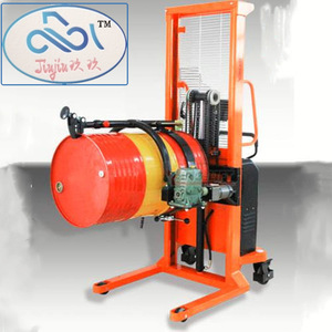 Elevador eléctrico de bidones de 200L, tipo hidráulico basculante, para el manejo y descarga de bidones de plástico de aceite. - Product Image 4