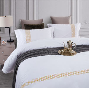 Set di biancheria da letto classico Hotel in 100% cotone in satura 4 pz copripiumino ricamato e federa con ricami laterali - Product Image 3