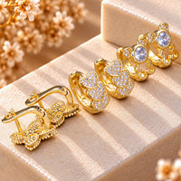 Lot de 3 paires de boucles d'oreilles créoles huggie en laiton plaqué or 18 carats avec zircone cubique, motifs cœur, trèfle et ours, bijoux pour femmes, vente en gros, OEM, personnalisable