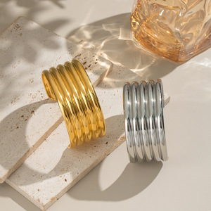 צמיד פתוח רחב פסים אופנתי מצופה זהב 18 קראט, גיאומטרי, עמיד למים, מפלדת אל חלד - Product Image 3