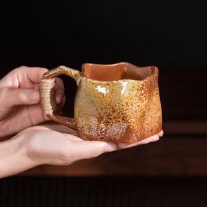 Mug en céramique OEM ODM à glaçure réactive, avec poignée irrégulière en corde, idéal pour le café, le thé, la maison et le bureau - Product Image 1