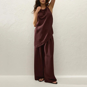 Комплект из двух предметов: асимметричный топ с открытыми плечами и брюки с высокой талией и широкими штанинами для высоких женщин - Product Image 2