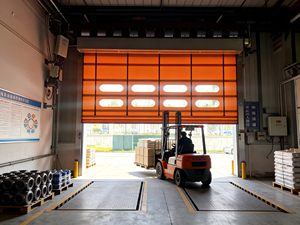 ประตูม้วนอัตโนมัติความเร็วสูงขั้นสูงสำหรับสายการประกอบยานยนต์ <span class=keywords><strong>ม่าน</strong></span>ม้วนแบบยืดหยุ่นทำจากพีวีซีที่ทนทาน - Product Image 2