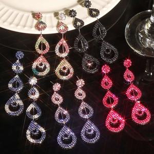 Boucles d'oreilles pendantes géométriques de luxe européennes et américaines en forme de goutte d'eau creuse pour femmes, super scintillantes, avec strass - Product Image 2