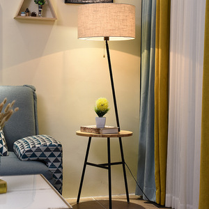 Lámpara de Pie Moderna con Mesa Lateral de Madera, Pantalla de Tela Beige, Base de Trípode Metálico, E26 LED, Luz Blanca Cálida Regulable 3500K - Product Image 6
