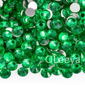 OLeeya Vente en gros d'usine Couleurs vertes Cristaux de fixation à froid Strass à dos plat Non Hotfix Strass pour accessoires de vêtement - Product Image 2