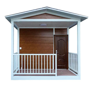 Casa portátil moderna con estructura de acero ligero, puerta de madera y balcón para vivir al aire libre - Product Image 1