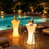 Table de cocktail illuminée imperméable pour événements extérieurs avec éclairage LED à 16 couleurs changeantes sur les tables et les chaises
