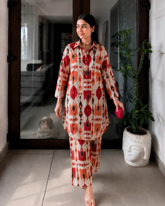 Ensemble coordonné en coton imprimé Ikat de haute qualité avec col, vêtements d'été légers et confortables pour femmes, tenue de vacances en deux pièces - Product Image 1