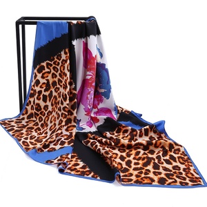 Foulard carré en soie 90 cm <span class=keywords><strong>pour</strong></span> femme, imprimé cartes nautiques, élégant, à porter en écharpe <span class=keywords><strong>dos</strong></span> <span class=keywords><strong>nu</strong></span> et comme <span class=keywords><strong>bandeau</strong></span> tendance - Product Image 4