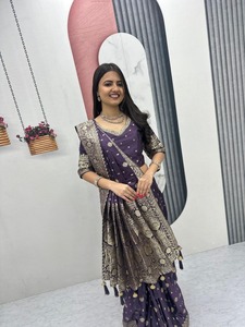 Sari en soie pure, best-seller, avec élégante broderie Zari, idéal pour les mariages et les occasions traditionnelles, disponible à la vente. - Product Image 6