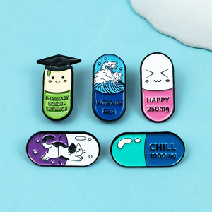 Broche de Cápsula con Diseño de Dibujos Animados y Texto en Inglés, Accesorio de Aleación para Ropa y Mochilas - Product Image 2