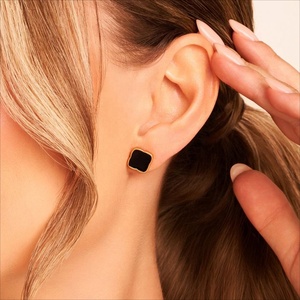 Boucles d'oreilles clous trèfle en acier inoxydable émaillé noir, plaqué or 18 carats, bijoux fantaisie populaires pour femmes - Product Image 2
