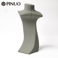 Présentoir à Colliers PINUO Morandi Gris Sauge, Buste Mannequin en Daim pour Bijoux, Support Minimaliste pour Vitrine de Magasin, Accessoire Personnalisable avec Logo