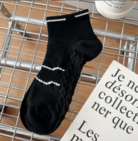 Chaussettes courtes unisexes de sport sur mesure Chaussettes de course quotidiennes en coton blanc noir uni