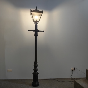 Farolas de Calle de Estilo Europeo de Lujo con Cestas de Flores en Ambos Lados, Luces Decorativas LED Eléctricas para Jardín y Paisaje - Product Image 4