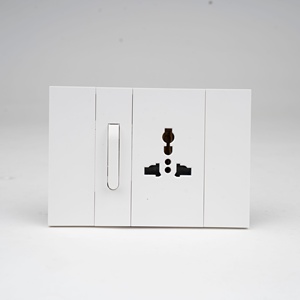 Interruptor de Pared Estándar Estadounidense, Enchufe de Dos Tonos en Contraste, Acabado Dorado Champán, Línea Delgada, KLASS Luxury Home Sourcing - Product Image 2