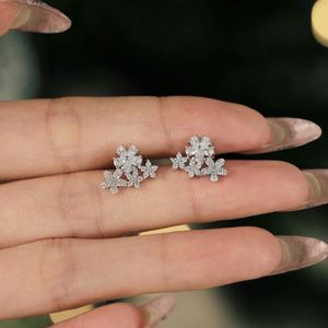 เครื่องประดับแฟชั่น Dylam Dainty สำหรับเทศกาลปีใหม่ คริสต์มาส  ต่างหูแบบติดหูรูปดอกไม้ประดับเพชรคิวบิกเซอร์โคเนีย 5A สำหรับผู้หญิงและเด็กผู้หญิง - Product Image 5