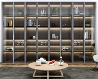 Armoire sur mesure en verre pleine hauteur avec cadre en aluminium fin et bande LED pour la décoration intérieure