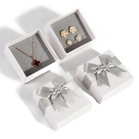 Boîte à bijoux de luxe en albâtre blanc carrée, gaufrée, avec couvercle et base rigides, logo personnalisé et ruban argenté pour l'image de marque des boutiques