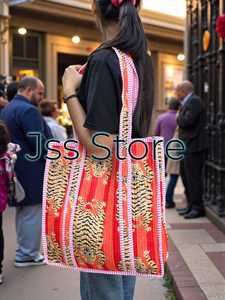 Bolso de mano acolchado de algodón que destaca la artesanía tradicional de los bloques florales hechos a mano para uso diario y una vida consciente. - Product Image 2