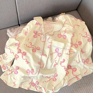 Set Pigiama da Donna a Maniche Lunghe all'Ingrosso, Morbido con Stampa a Fiocco e Bottoni, Due Pezzi - Product Image 4