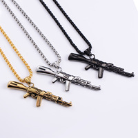 Collier pendentif de pistolet AK47 plaqué or rétro américain européen Chaîne à maillons de mode en alliage à la mode pour accessoires de vêtements de fête