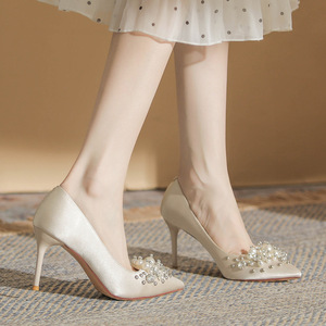 Sandalias de Tacón Alto 6681-47A, Satinadas, Punta en Pico, Tacón de Aguja, con Perlas y Pedrería, Zapatos de Novia Elegantes y Cómodos, Forro de Algodón - Product Image 3