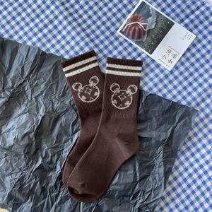Vente en gros de chaussettes personnalisées marron café, les femmes adorent les chaussettes mi-tube, mignon, lettre c, bas, ours marron - Product Image 6