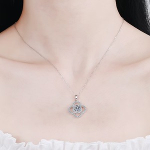 แหวนทองคำขาวแท้ 18k รูปใบโคลเวอร์สี่แฉก ประดับเพชร VVS1 D Clarity เพาะเลี้ยงในห้องปฏิบัติการ ดีไซน์หรูหรา สง่างาม - Product Image 2