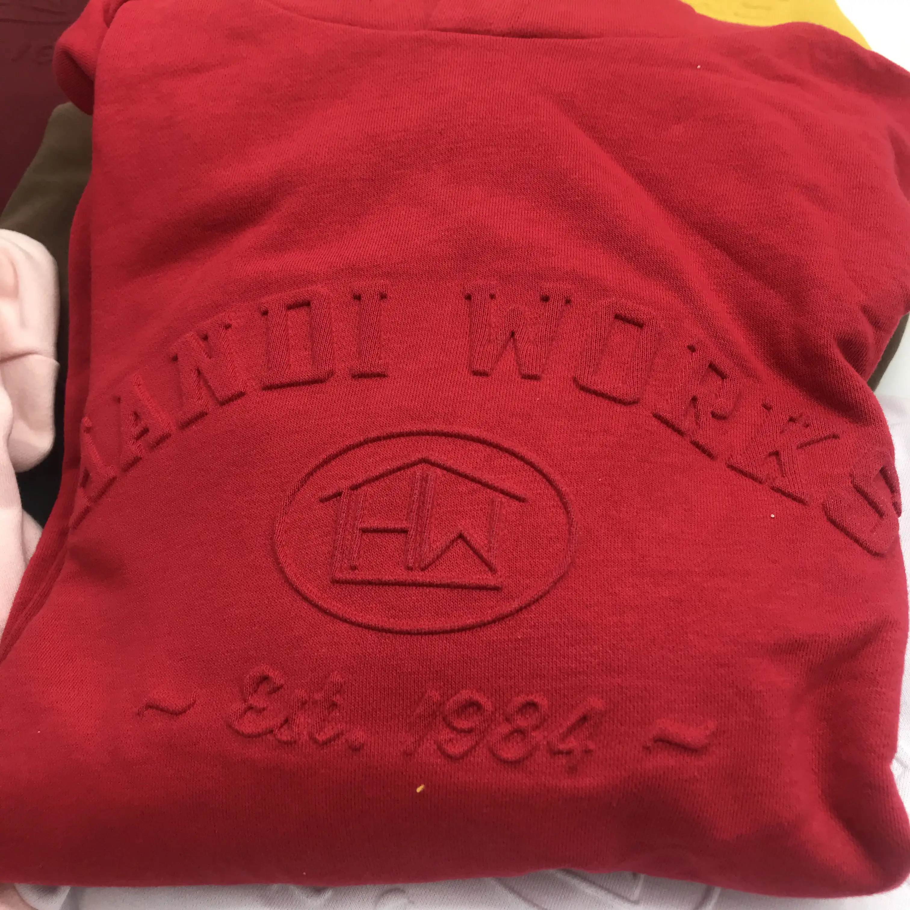 Benutzer definierte 3D-geprägte Logo Hoodie Baumwolle Material Langarm Designer Muster Anti-Shrink Weaving Erhältlich in Schwarz und Rot