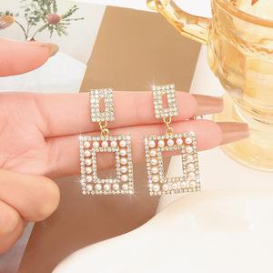 Pendientes de tuerca de aguja de plata con estilo para mujer, nueva moda, llamativo diseño cuadrado de perlas, regalo de moda Popular para venta al por mayor - Product Image 4