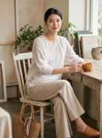 Chemisier d'été décontracté pour femme en lin de ramie blanc, col rond, boutonnage frontal, broderie florale, poignets élastiques, respirant, style cottage