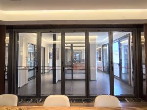 ประตูพับเก็บได้ฉนวนที่ทันสมัยสำหรับใช้ในครัวเรือนเชิงพาณิชย์กันเสียงทนกระจกนิรภัยสำหรับภายนอกห้องนอนกลางแจ้ง - Product Image 5