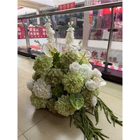 Centre de table tendance vert printanier et blanc avec fleurs, centre de table blanc et vert avec hortensias et lys calla