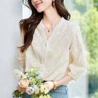 Chemisier en coton beige à col en V pour femme, manches trois-quarts, nouvelle collection printemps 2026, en pur coton brodé ajouré, chemisier élégant