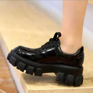 Zapatos casuales con cordones de fondo grueso para mujer a la moda con diseño de cordones de tacones gruesos de plataforma gruesa de charol - Product Image 5