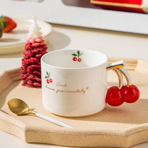 Mug en céramique 3D cerise avec accents dorés - Vaisselle ludique pour café/thé à la maison - Product Image 1