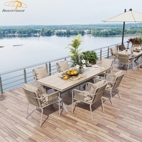 Mobilier d'extérieur minimaliste Mobilier de jardin en bois avec pelouse Table d'extérieur et chaises tressées