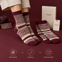 Chaussettes d'événement fantaisie à motif géométrique mascotte, en coton et élasthanne, couleur bordeaux et crème, avec motif artistique répétitif tricoté