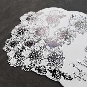 Cartes de menu simples en <span class=keywords><strong>carton</strong></span> blanc lisse avec feuille noire, forme de fleur irrégulière et texte personnalisé pour mariage | Fête de célébration - Product Image 5