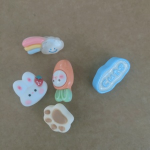Plastik-Stifteetui-Dekorationsanhänger DIY 5mm Loch Notizbuch Schuh Tasche Hase Pfote Niedlicher Regenbogen Kinder Geschenke Charm - Product Image 2