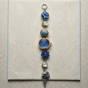 นาฬิกาข้อมือแบบกำไลข้อมือ Zoryn Charm |   แฟชั่นย้อนยุค หน้าปัดสีน้ำเงินเข้ม ประดับด้วยเสน่ห์เหลือบรุ้ง ประดับด้วยพลอยแซฟไฟร์และคริสตัล งานแฮนด์เมดประดับลูกปัด สำหรับผู้หญิง - Product Image 1